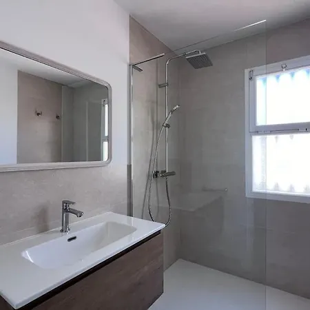 New Modern Townhouse Golden Mile Apartment